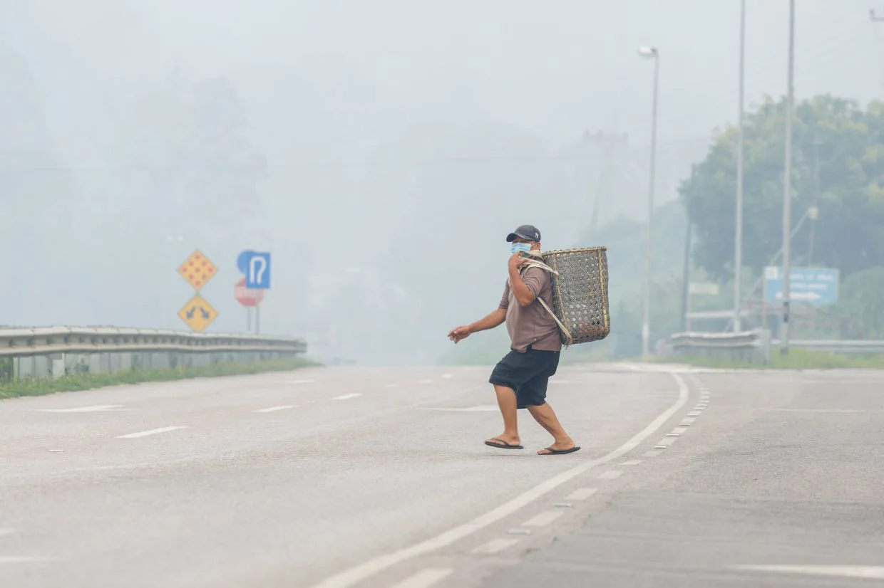 Darurat Kabut Asap Diumumkan di Serian, Malaysia: Sekolah Tutup, Warga Diminta Tetap di Rumah