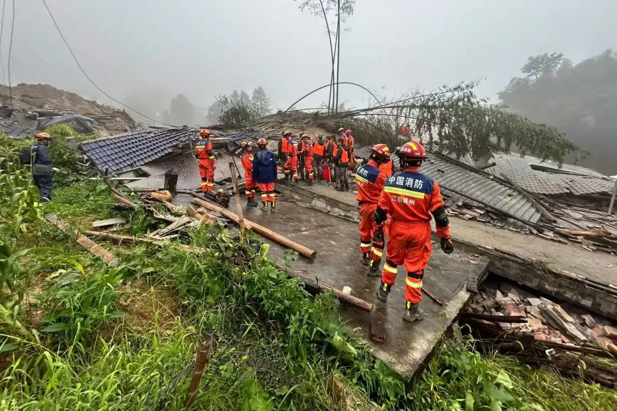 Longsor di China Timur Tewaskan Dua Orang, Sepuluh Masih Hilang Akibat Topan Saudel
