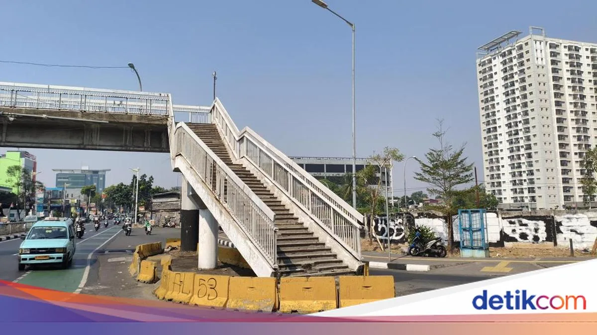 JPO Cawang yang Membingungkan: Tangga Berujung di Tengah Jalan, Pejalan Kaki Terpaksa Nyeberang Lagi
