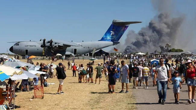 F-4 Phantom Yunani Jatuh di Depan Ribuan Penonton, Dua Pilot Tewas