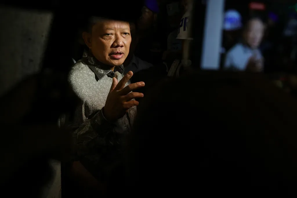 Kasus Eks Jampidsus Febrie: Penyidikan Mandek di Tiga Tersangka, Publik Menanti Kejelasan