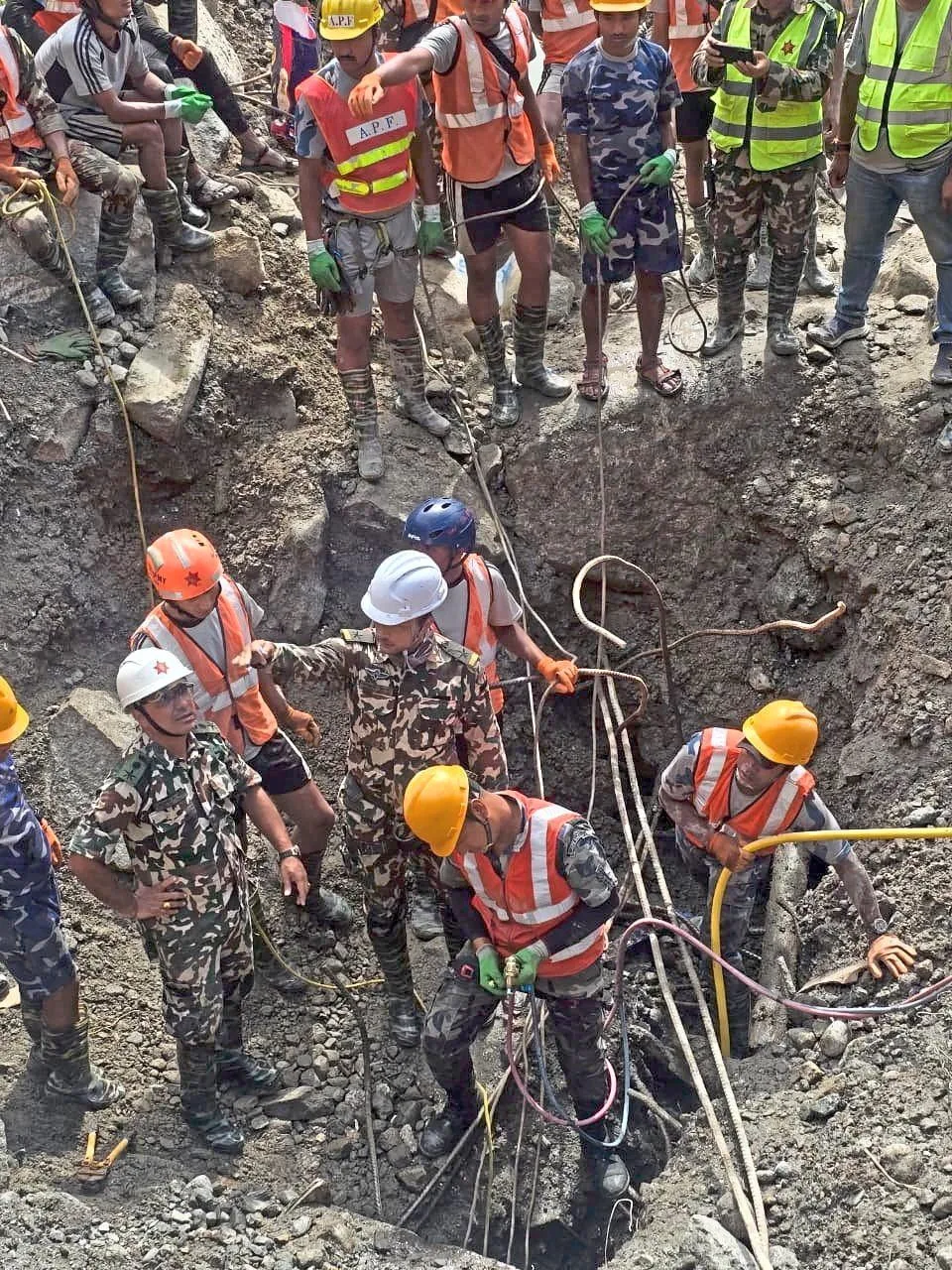Banjir Bandang Nepal: Pencarian Korban Terus Berlanjut, Infrastruktur PLTA Terdampak Parah