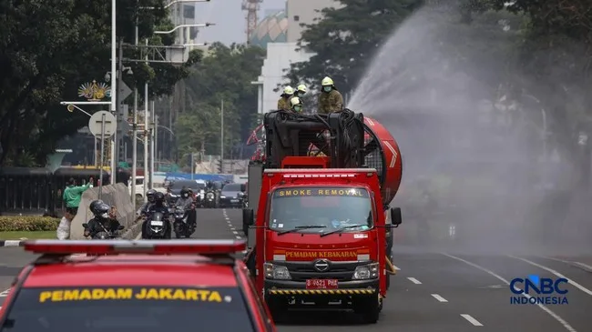 Pemprov DKI Kerahkan Armada Water Mist Basmi Abu Vulkanik di Jalan Protokol