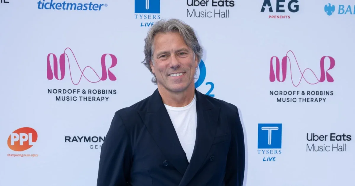 John Bishop Kembali ke TV Sabtu Malam: Kuis 'Wisdom Of The Crowd' dan Taruhan Format Keluarga di Era Streaming