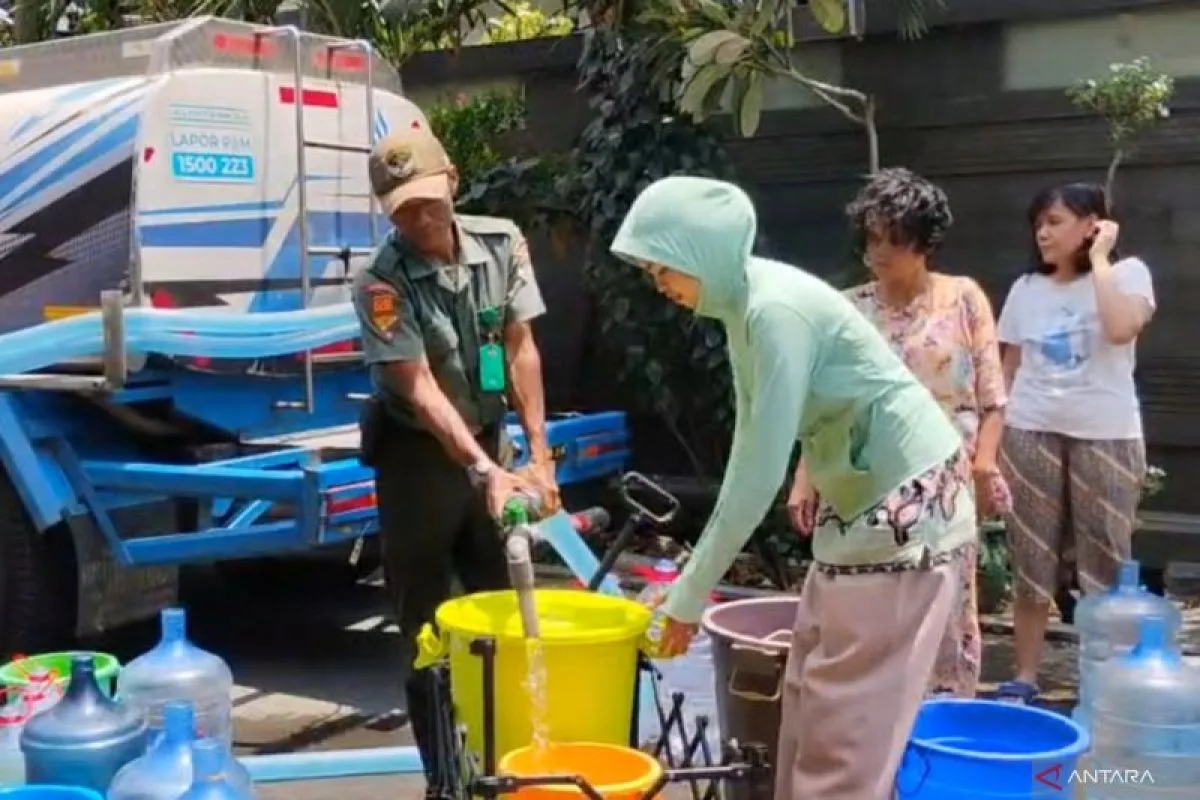 East Jakarta Puts Clean Water Tanker Trucks on Standby Ahead of Dry Season Drought