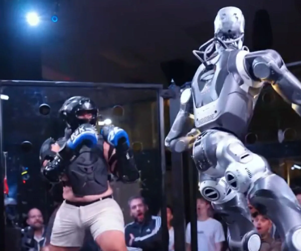 Robot Humanoid Rekbot Bertarung di MMA, Sinyal Otomatisasi Kian Nyata