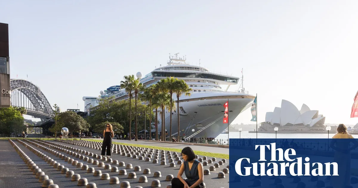 Ai Weiwei Pamerkan 500 Helm Perang di Sydney, Serukan Perdamaian di Tengah Dunia yang Bergolak