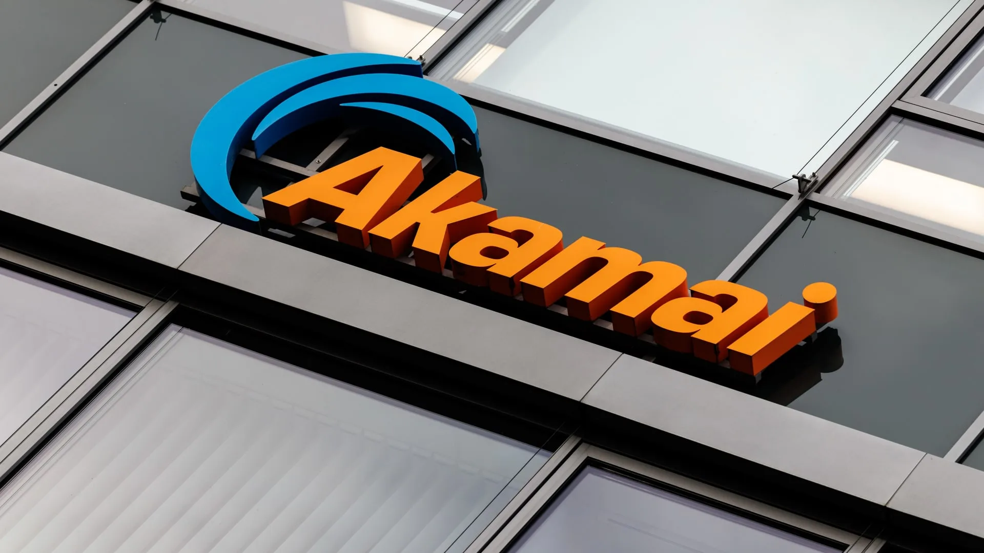 US Stocks Swing: Akamai, Genius Sports, People Inc in Focus Mid-Session