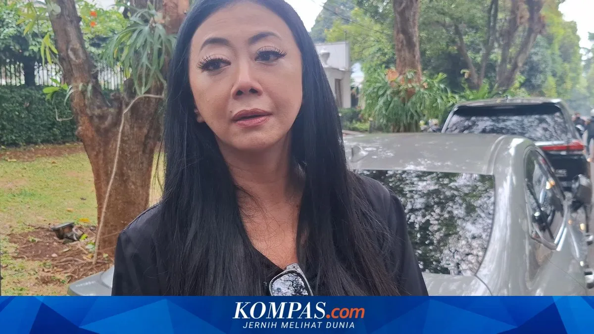 Asri Welas Chokes Up Remembering Guruh Soekarnoputra: "He Was Like a Father to Me"