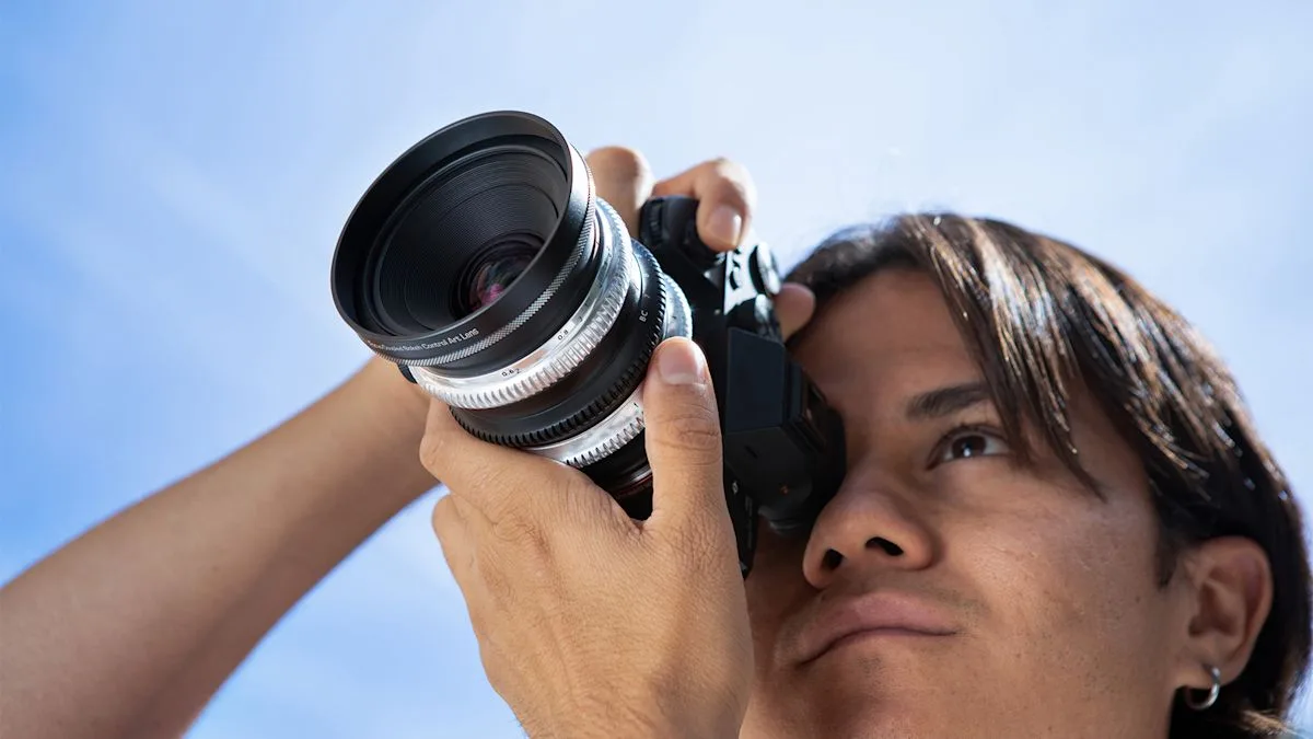 Lomography Rilis Lensa Petzval Métamorphose 35mm F1.8: Bokeh Bisa Diatur, dari Gelembung Sabun hingga Efek Halusinasi