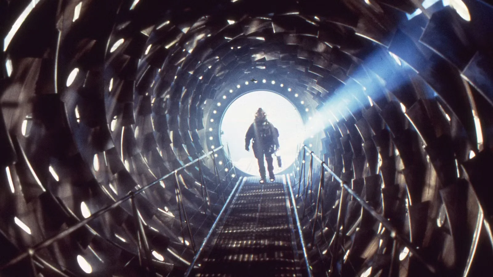 Event Horizon Kini Gratis di Tubi: Horor Kosmik yang Gagal di Box Office, Kini Jadi Kultus