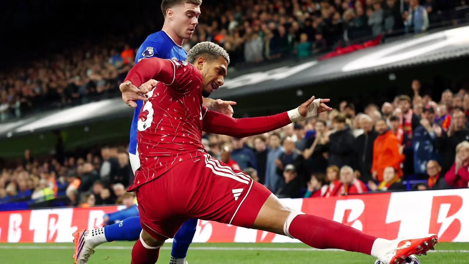 Liverpool Bidik Kounde, Solusi Jangka Panjang di Posisi Bek Kanan?