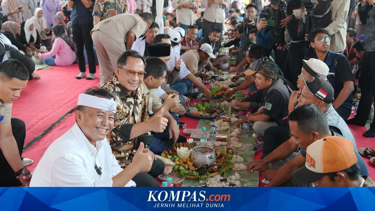 Tito Karnavian Makan Nasi Liwet Bersama Sopir Truk di Purwakarta, Ada Program Gentengisasi 500 Ribu Keping