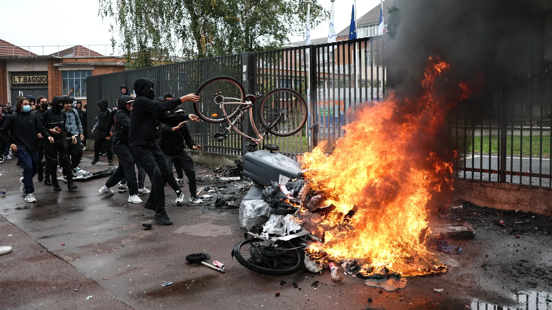 Gelombang Demonstrasi Pelajar Guncang Prancis, Le Pen Janji Perbaiki Defisit