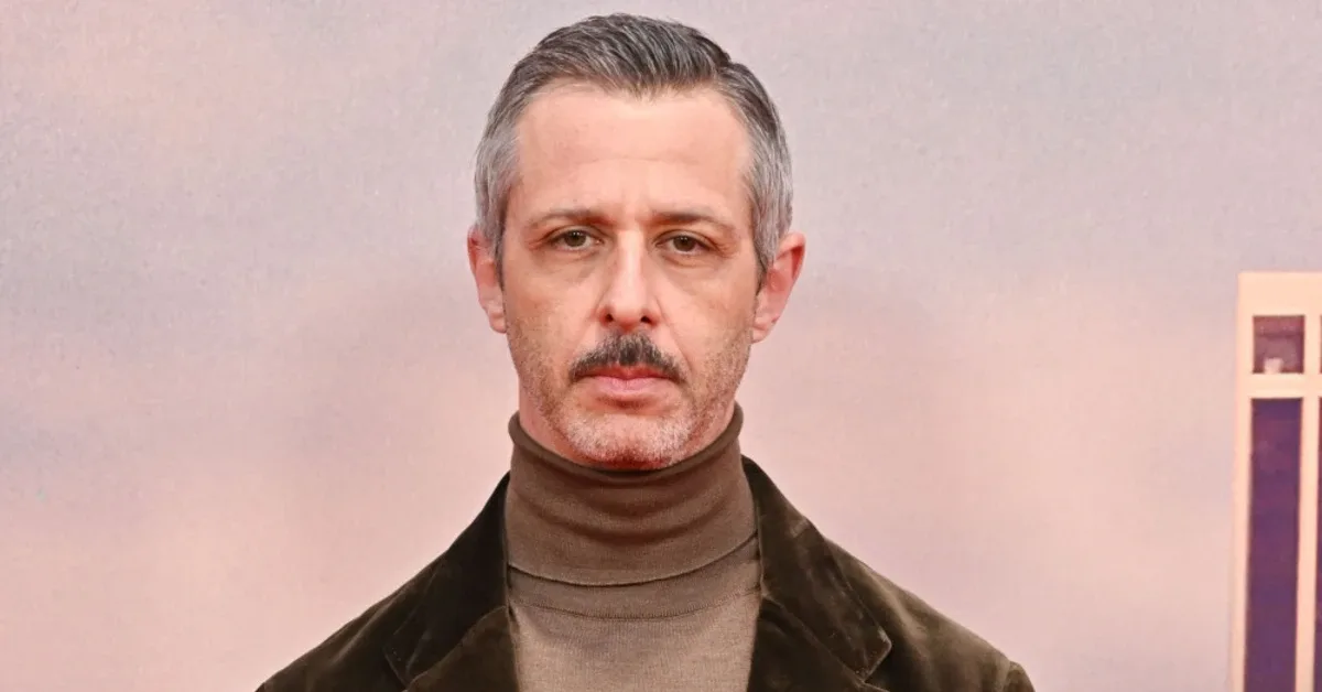Jeremy Strong dan Filosofi 'Lari ke Arah Bahaya' di Balik Peran Mark Zuckerberg