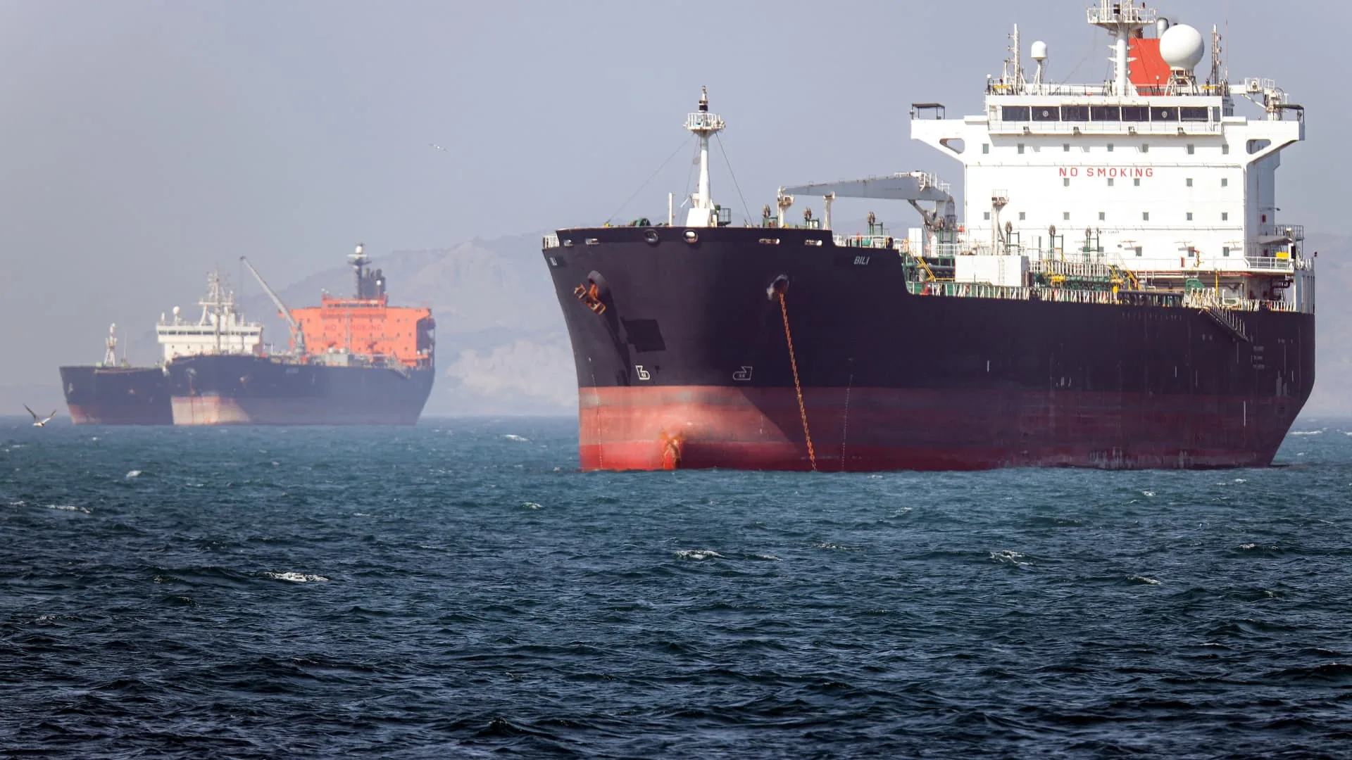 Selat Hormuz Memanas: Ekspor Minyak Pulih, tapi Kapal Tanker Jadi Sasaran Empuk Iran