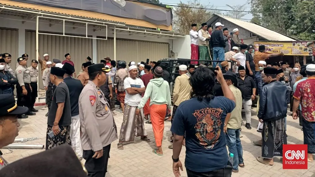 Ribuan Alumni Pesantren di Pamekasan Robohkan Indomaret dengan Ekskavator, Polisi Sempat Cegah
