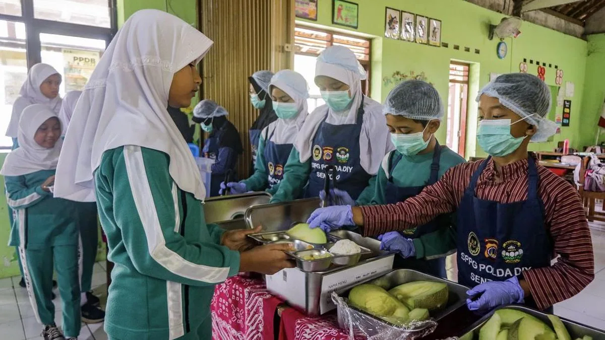 BGN Uji Coba MBG Sistem Prasmanan, Makanan Disebut Lebih Hangat