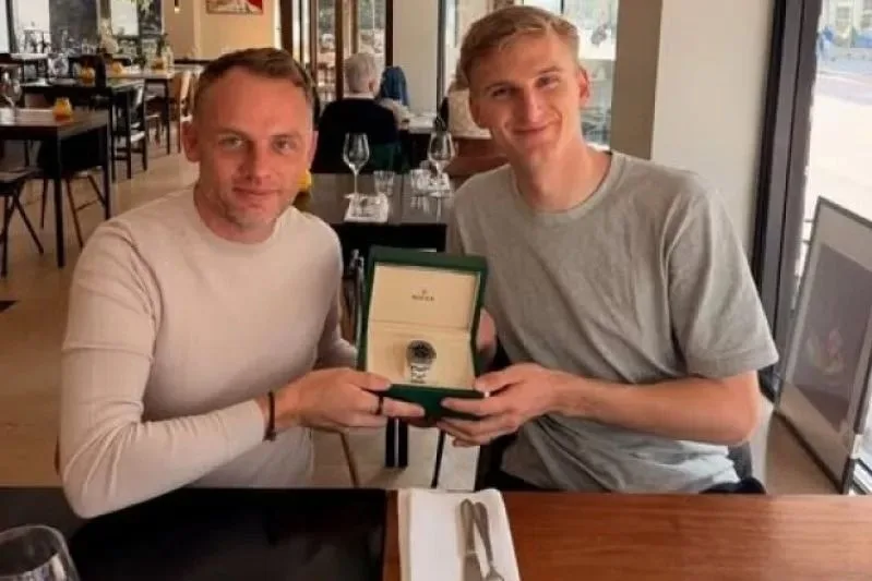 Setelah Selamatkan Nyawa di Shanghai, Loek Hartog Terima Rolex dari Ollie Millroy