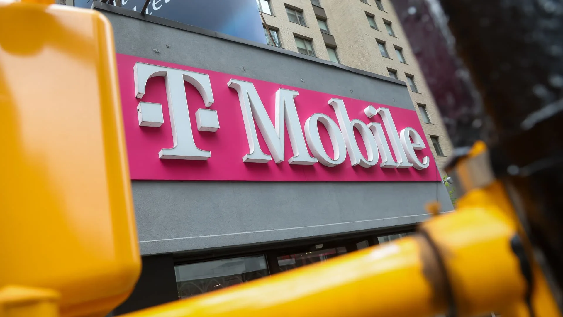 Saham-saham Penggerak Pasar: Delta, SpaceX, T-Mobile, Humana dan Lainnya