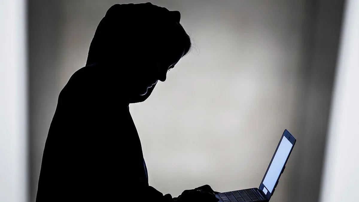 Nama, Nomor HP, dan Alamat Bocor? Ini yang Bisa Dilakukan Penipu
