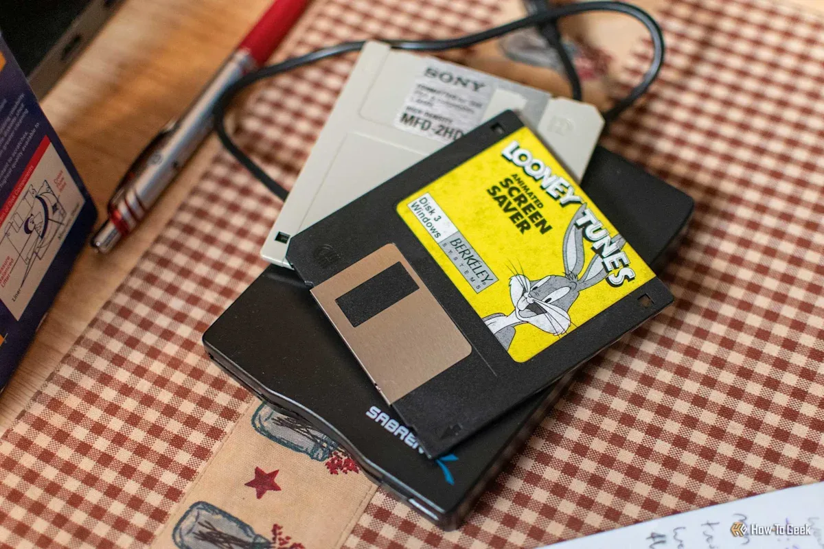 Floppy Disk Kembali Dijajal: Ternyata Lebih Berisik, Lebih Lambat, dan Lebih 'Gila' dari yang Diingat