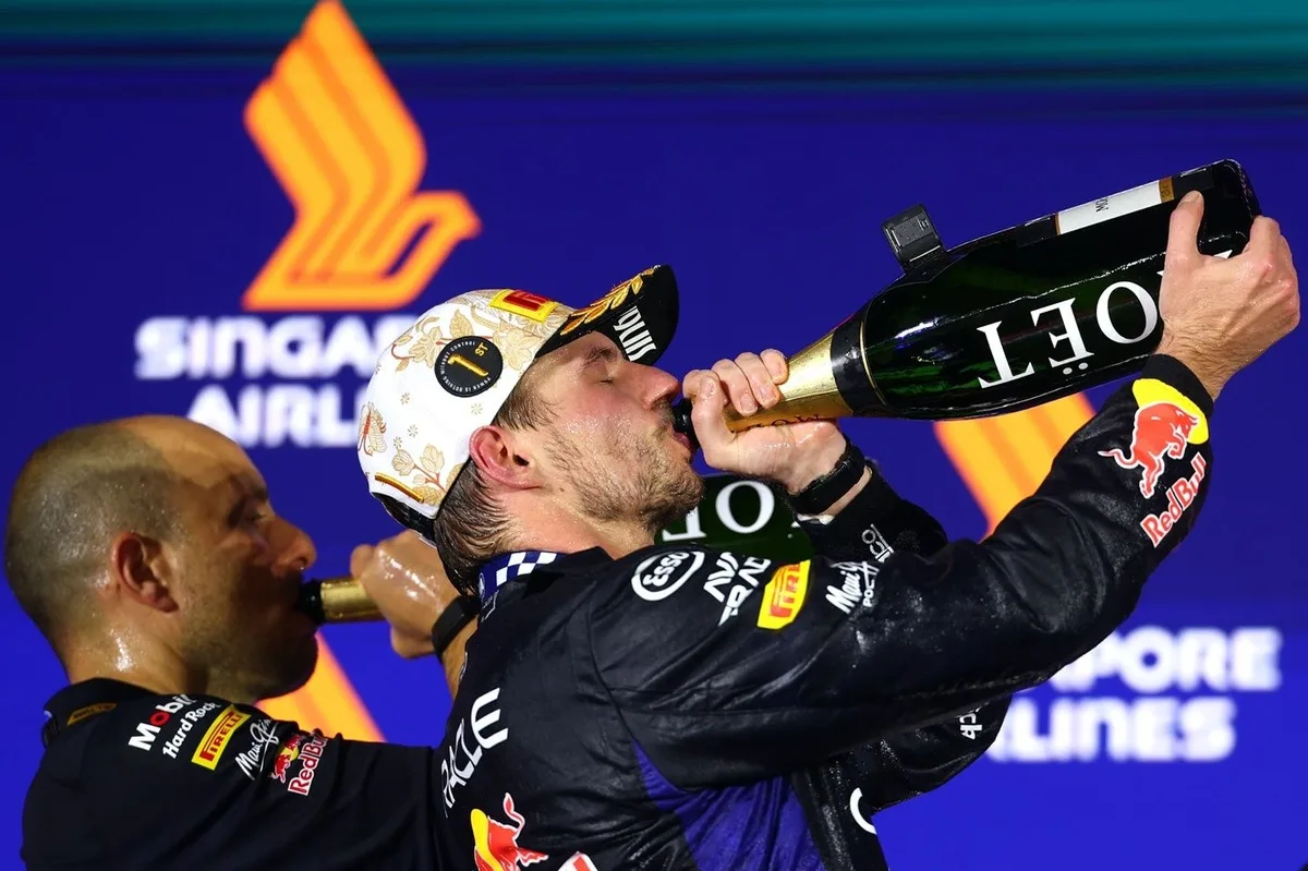 Verstappen Menangi Singapura, Radio Rusak dan Kode Rahasia GP Jadi Sorotan