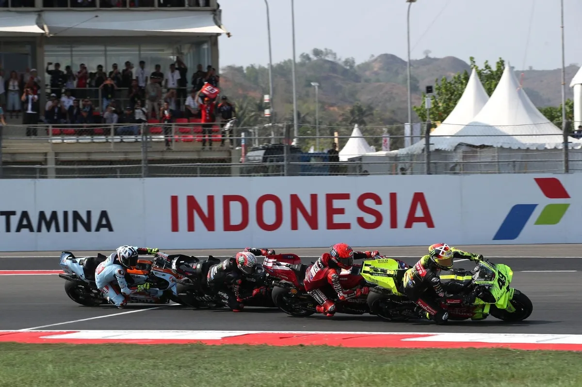 Aprilia Cetak Sejarah di Mandalika, tapi Aturan Tekanan Ban Bikin MotoGP Tampak Konyol