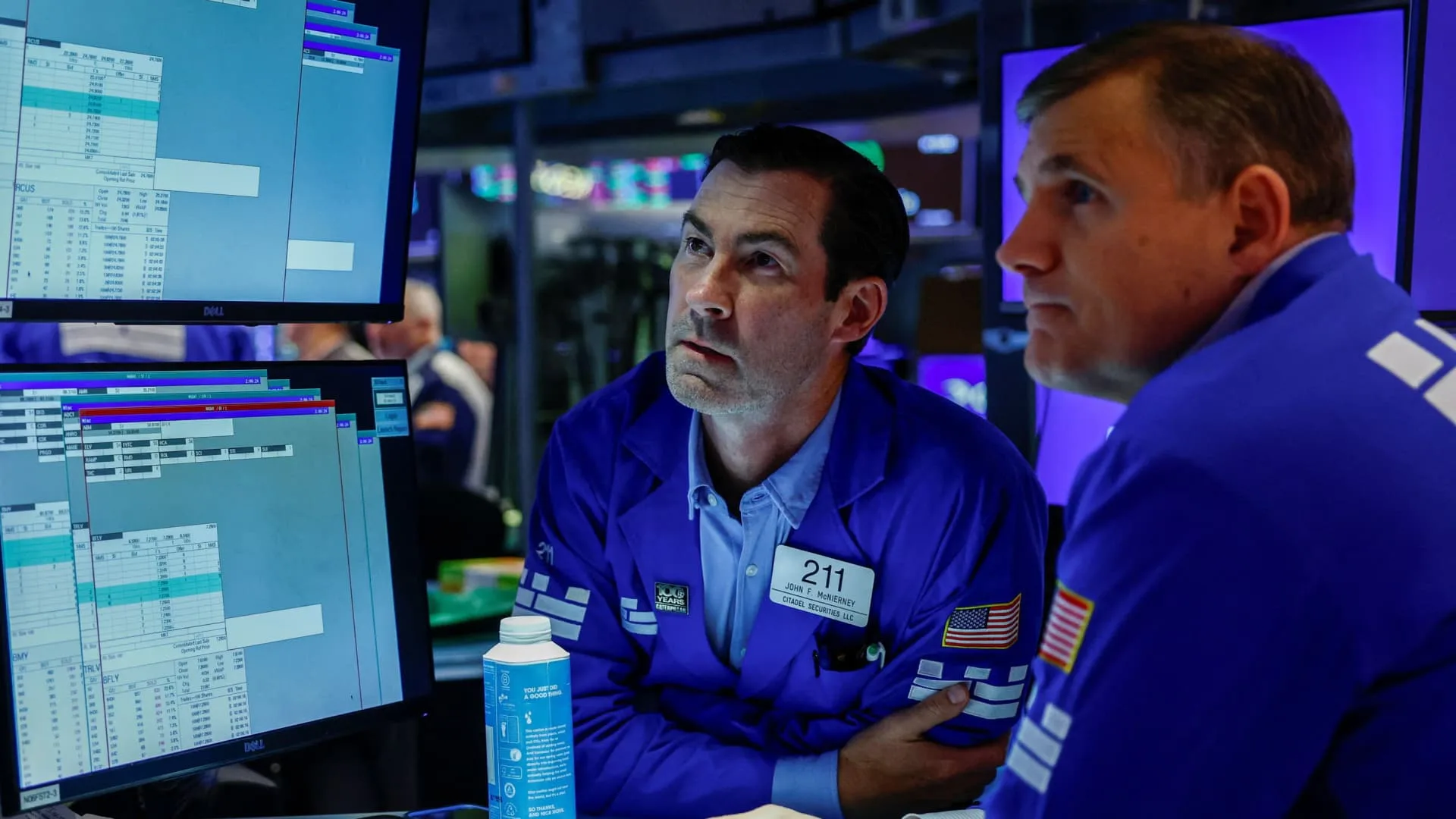 Wall Street Terbelah: Dow Menguat, Nasdaq Tertekan Micron dan Ketegangan Timur Tengah