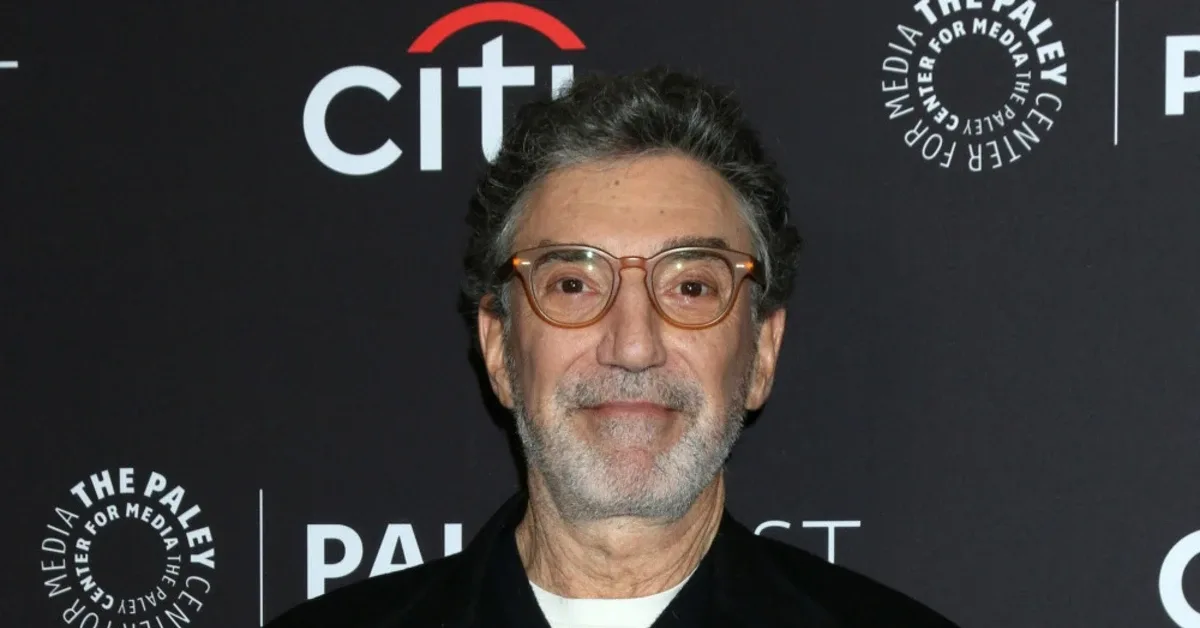 Chuck Lorre Ungkap Ketakutan di Balik Layar Two and a Half Men: Charlie Sheen Hampir Celaka