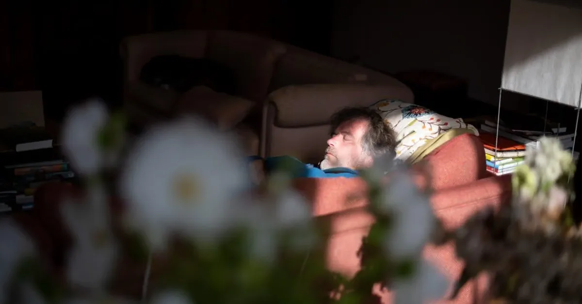 Often Sleepy During the Day? Watch for Early Signs of Dementia