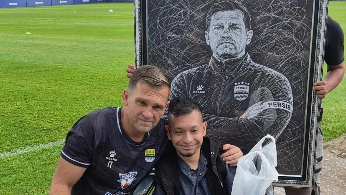 Bobotoh Disabilitas dari Aceh Lukis Wajah Pemain dan Pelatih Persib, Igor Tolic Terkesan